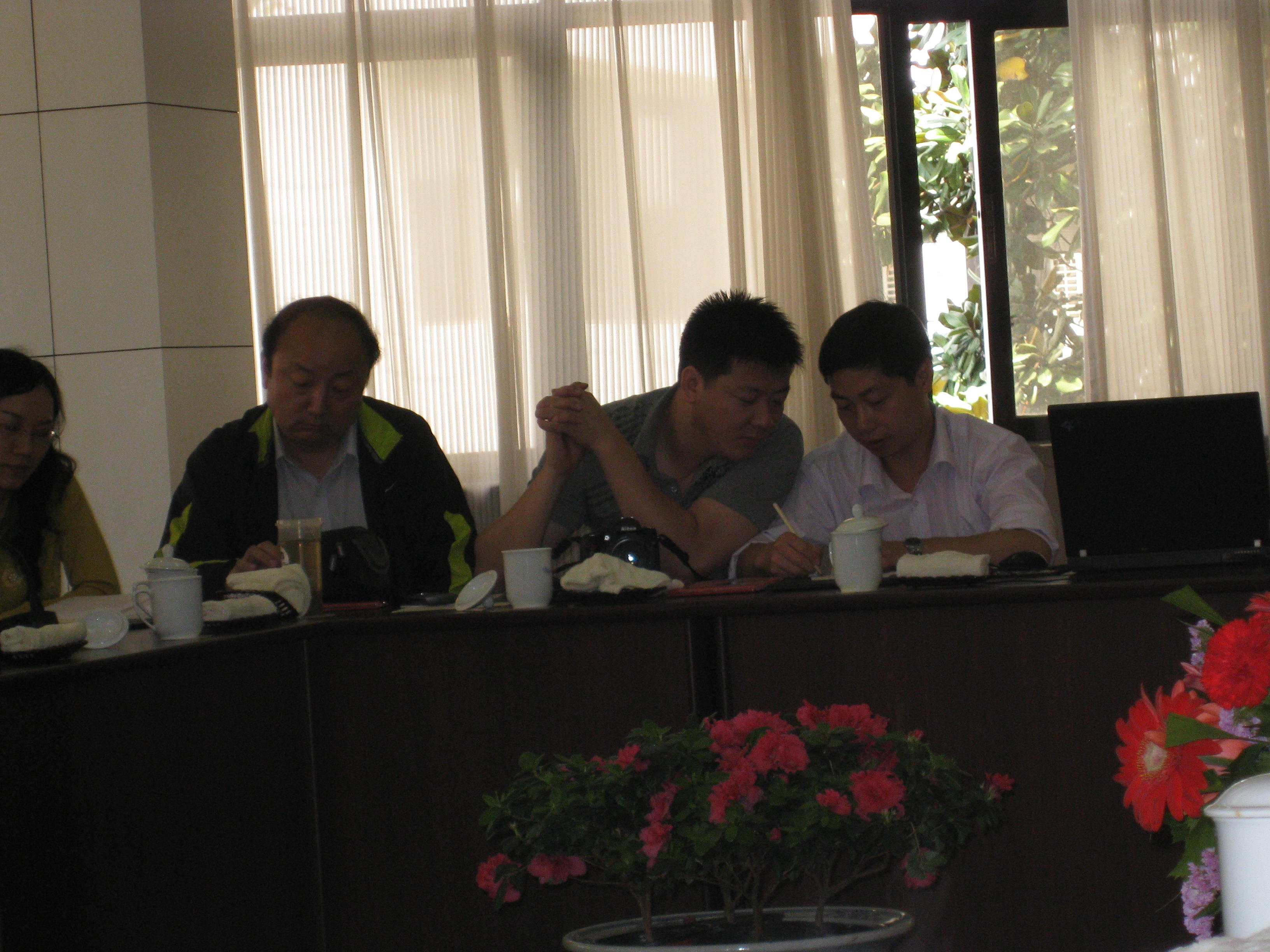 版主会议  认真切磋.jpg