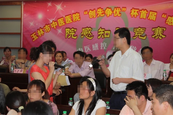 参赛选手在答题