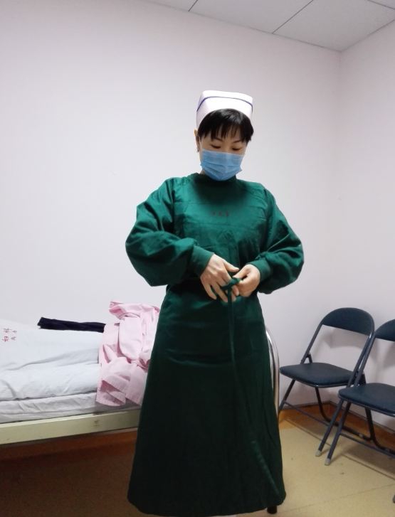 护士长穿脱隔离时的洒脱