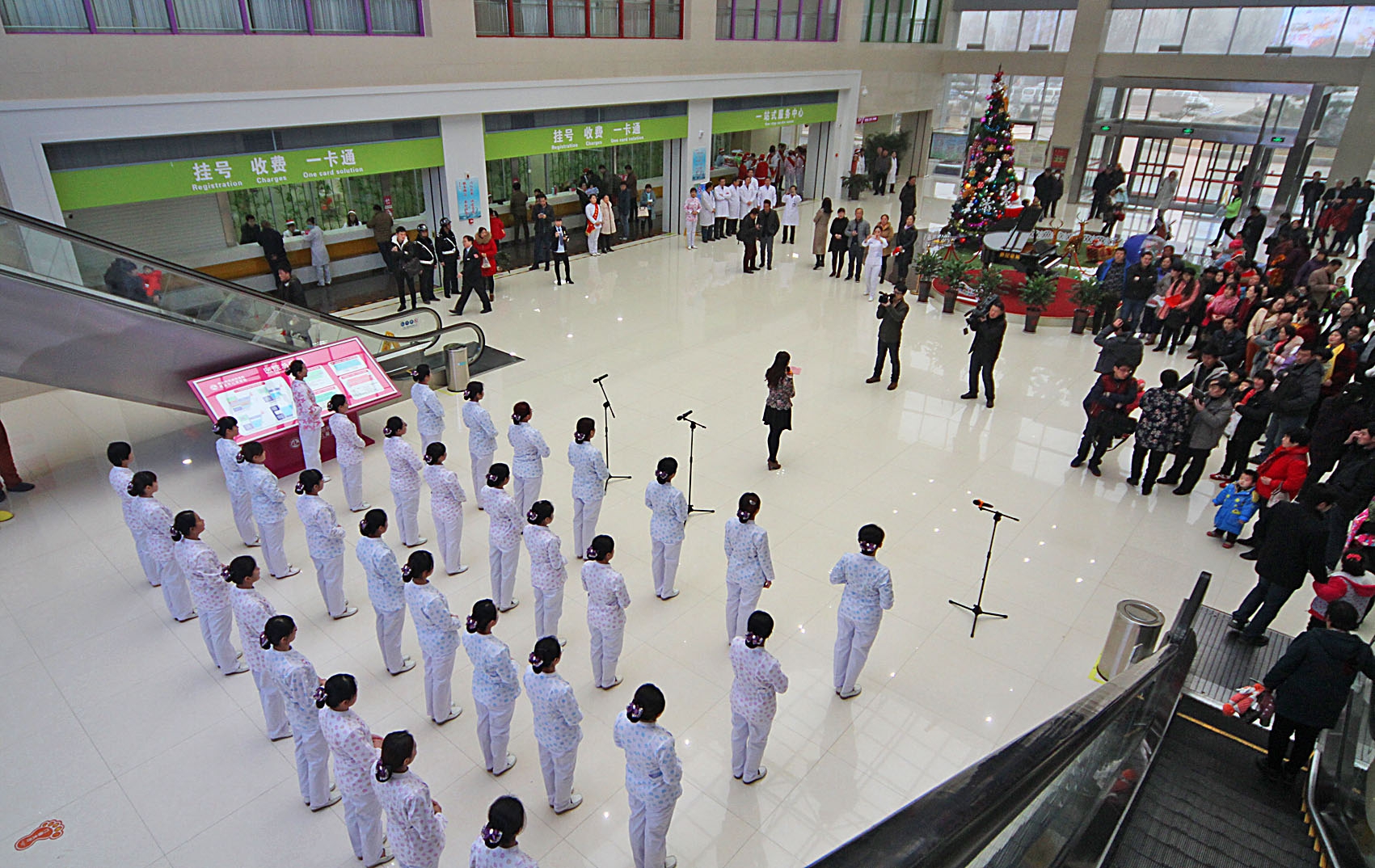 脱了帽子的护士们在宣誓