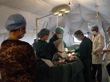 帐篷手术室第一台截肢手术.JPG