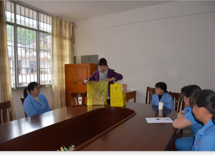 第一次给清洁工培训利器盒的使用