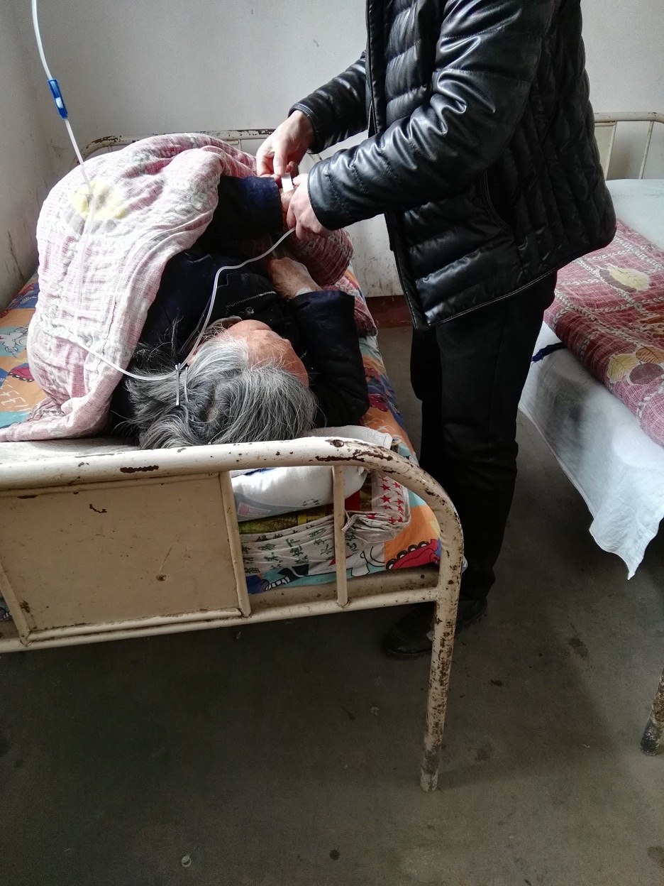 村医儿子在给外婆输液，没有穿白大褂哦.jpg