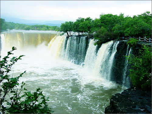 镜泊湖瀑布：中国最大火山瀑布