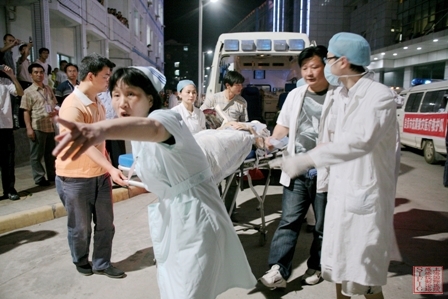 紧急转运灾区伤员.jpg