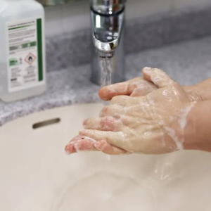 细菌超标600倍！公厕里的4样东西，最好别碰……